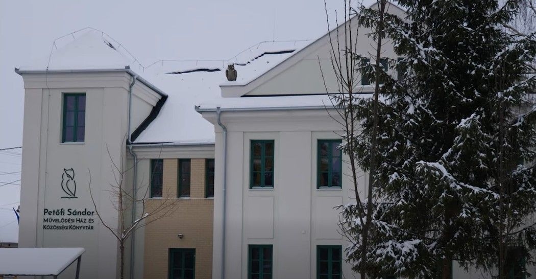 A Versenyképes járások program támogatásával újult meg a röszkei művelődési ház tetőszerkezete – videó